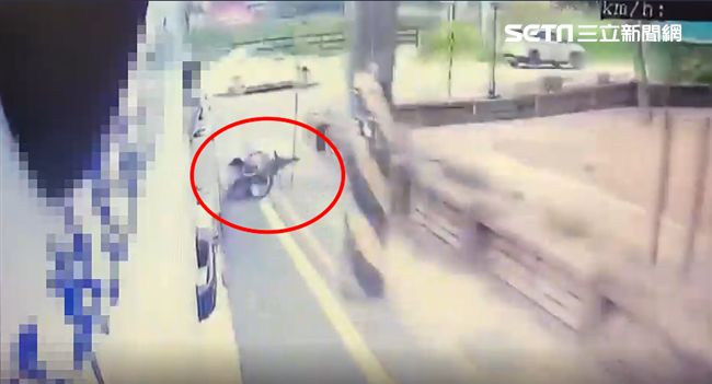 「內輪差」！單車女騎士慘遭「爆頭」