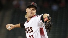 ▲亞利桑那響尾蛇強投Zack Greinke投打一流。（圖／美聯社／達志影像）