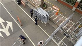 青島東路圍起了拒馬 資料照