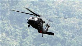 陸軍航特部首次出動UH-60M黑鷹直升機納入山隘行軍操演科目，檢驗陸空聯訓與戰傷急救、物資補給的作戰參數。（記者邱榮吉/攝影）