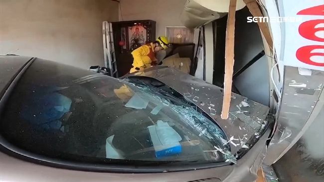 2車對撞…車頭「插」民宅！屋主傻眼