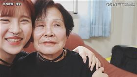 ▲阿嬤戴上鼻環，一臉厭世。（圖／技安 CHI AN　授權）