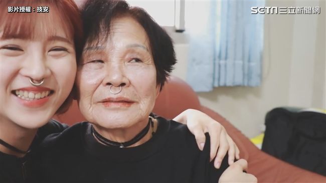 阿嬤變身陷阱老妹 網友：最潮辣台妹