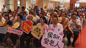 推動里里銀髮俱樂部 侯友宜：今年擬增123處新北市政府推動「里里銀髮俱樂部」，13日舉行50處聯合授牌活動，市長侯友宜（1排右）表示，希望每里都有銀髮俱樂部，讓長輩都能在地獲得服務及照顧。中央社記者王鴻國攝 108年5月13日