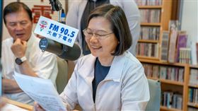 總統蔡英文16日接受大樹下廣播電台台長林義傑、台南線上廣播電台主持人楊家政的台語廣播專訪。（圖／總統府提供）