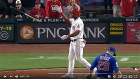 ▲普伊格（Yasiel Puig）滿壘敲出再見安打豪氣甩棒。（圖／翻攝自MLB YouTube）