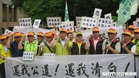 中華郵政工會16日下午發動數百人到行政院抗議。（圖／記者盧素梅攝）