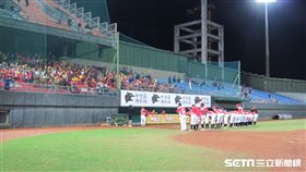 ▲普門中學青棒隊賽後答謝球迷。（圖／記者蕭保祥攝影）