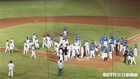 ▲悍將與桃猿在6局下板凳一度清空。（圖／記者劉忠杰攝影）