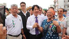 談觀光　賴清德：應找出城市定位打造品牌前行政院長賴清德（前右2）16日造訪苗栗，受到熱情支持者歡迎，他表示，台灣應該推動觀光產業，每個城市都應找出觀光定位，做出台灣品牌就能吸引國際觀光客。中央社記者管瑞平攝　108年5月16日