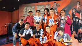 國片樂獄首映會　主要演員齊拋藍白拖國片「樂獄」16日晚間在台北舉行首映會，主要演員演員連凱（後左起）、林哲熹、范少勳、JR紀言愷、宋少卿及導演孫(啟)明（前左）等出席，眾人更一起手持藍白拖向身後拋出，象徵重獲新生。中央社記者洪健倫攝　108年5月16日