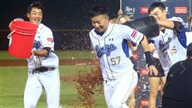 ▲鍾承祐敲全壘打獲汽車，陳友賽後撥水慶祝。（圖／翻攝自Lamigo Monkeys臉書）