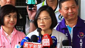 韓國瑜提總統兼閣揆  蔡總統：總統的事交給我總統蔡英文（前中）16日到台中參訪，針對高雄市長韓國瑜提出「總統兼行政院長」的主張，蔡總統受訪表示，現在台灣的總統是蔡英文，「總統的事情就交給我，那他好好去做市政。」中央社記者蘇木春攝　108年5月16日