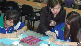 美容半永久定妝術 斗南大德工商引進教學雲林斗南大德工商職校16日舉行特色課程教學發表會，介紹校方特別引進的半永久定妝技術教學，希望增加學生多元技術。（大德工商提供）中央社記者葉子綱傳真 108年5月16日