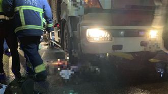 老婦過馬路遭大貨車輾斃　監視器曝光