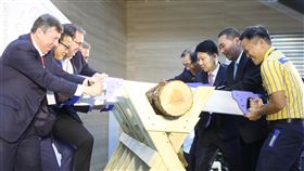 助台商回流找土地  侯友宜：建立產業專區新北市長侯友宜（右2）16日出席IKEA宜家家居新店店開幕典禮，他表示，新北市以「利民、便民、愛民」的「三民主義」精神，除將工業區立體化也建立產業專區，歡迎台商回流。（新北市府提供）中央社記者黃旭昇新北傳真  108年5月16日