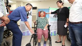 竹市推長照輔具租賃補助（1）新竹市政府16日舉行「長照輔具租賃開跑」記者會，副市長沈慧虹（右2）表示，透過長照輔具租賃補助，幫助有需求長者享受器材新穎、選擇多元、短期使用可替換等優點，也能讓長照品質再提升。中央社記者魯鋼駿攝　108年5月16日