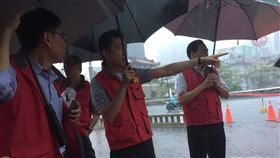 強降雨襲竹市 林智堅市長開設緊急應變會議並赴淹水低窪路段視察（圖／新竹市政府提供）