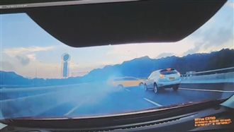 小黃國道行駛　醉客竟拉手煞車害追撞