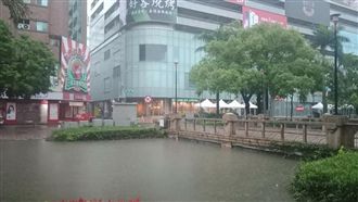 新竹暴雨／狂風暴雨…護城河滿出來了