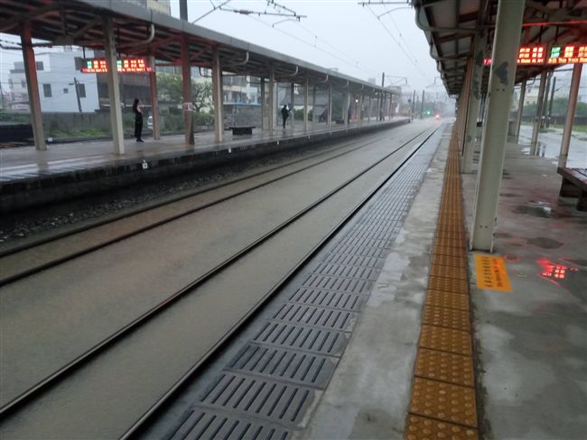 新竹暴雨／台鐵北湖-湖口暫慢速駛