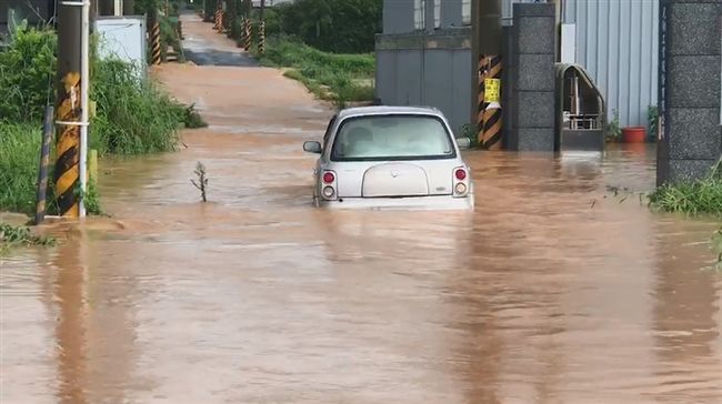 新竹暴雨／新豐坑子口水淹輪胎高