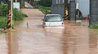 新竹暴雨／新豐坑子口水淹輪胎高