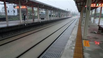 新竹暴雨／水淹鐵軌　台鐵雙線不通