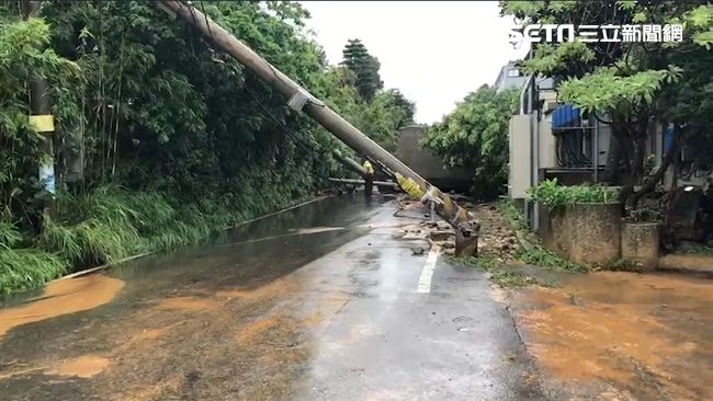 新竹暴雨／強風襲擊…山區電線桿腰折