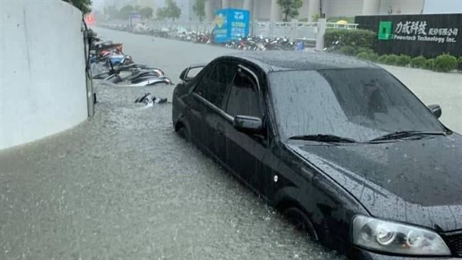 新竹暴雨／湖口工業區　機車淹整排！