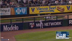 ▲藍鳥外野手麥金尼（Billy McKinney）沒收安打後撞上全壘打牆。（圖／翻攝自CUT4）