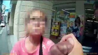 為8百元　婦揮刀喊：再靠近就砍你！