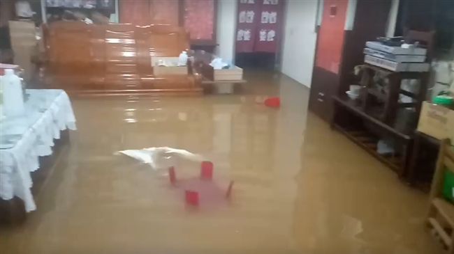 新竹暴雨／雨彈狂襲　黃水入侵家毀了