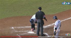 ▲Lamigo強打林泓育不用腳踩本壘，而是用手擦拭本壘。（圖／截自網路）