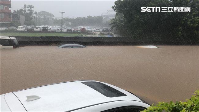 新竹暴雨／北湖車站外車輛慘遭滅頂