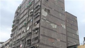 屏東鼓勵老建物自主更新　最高補助75%經費近日台灣發生多起規模5級以上地震，屏東縣政府15日表示，老舊建物常見的磁磚掉落、屋頂及外牆漏水等問題處理刻不容緩，為鼓勵自主更新，特別將相關工程補助經費從45%提升至最高75%，歡迎民眾申請。中央社記者郭芷瑄攝　108年5月15日