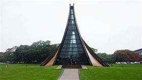 貝聿銘辭世　東海大學學生路思義教堂緬懷一代建築大師貝聿銘辭世，享嵩壽102歲，東海大學學生17日到路思義教堂緬懷大師。中央社記者趙麗妍攝　108年5月17日