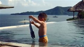 林可彤,1歲兒泳池邊洗衣服。（圖／IG）