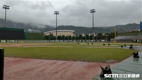 天母棒球場因雨延賽。（圖／記者王怡翔攝影）