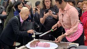 威尼斯雙年展台灣館挺酷兒  打破刻板性別觀念威尼斯雙年展台灣館11日舉辦酷兒主題的公共論壇，演員請藝術家鄭淑麗（左）品嚐陽具造型蛋糕，象徵展覽打破傳統性別思維。中央社記者黃雅詩威尼斯攝，108年5月12日