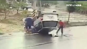 疑精神差撞燈桿！休旅車翻車狂冒白煙