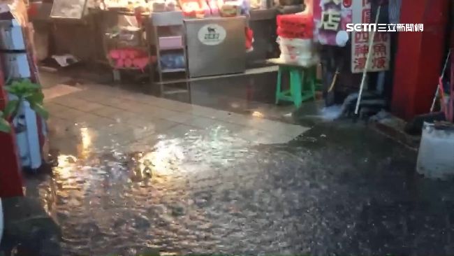 城隍廟水淹小腿肚！店家嘆：只能關門