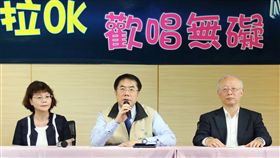 活動中心伴唱機版權爭議　黃偉哲盼修法台南市長黃偉哲（中）17日上午針對各區里活動中心電腦伴唱機版權議題召開記者會，希望立法院可以修法方式解決爭議。（台南市政府提供）中央社記者楊思瑞台南傳真　108年5月17日