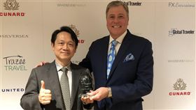 台北獲選亞洲最佳休閒旅遊目的地（1）美國商務旅遊雜誌「環旅世界」（Global Traveler）16日頒發年度「休閒生活風格獎」（Leisure Lifestyle Awards），台北市連續2年獲選「亞洲最佳休閒旅遊目的地」，觀光局駐洛杉磯辦事處主任施照輝（左）16日出席領獎。（交通部觀光局提供）中央社記者林宏翰洛杉磯傳真  108年5月17日