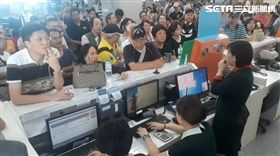 金門尚義機場濃霧，24班機取消，旅客擠櫃檯鼓譟／翻攝畫面