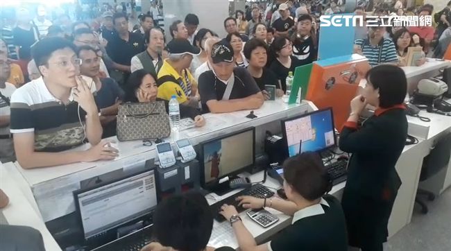 金門起大霧！近千旅客擠爆機場吵翻天