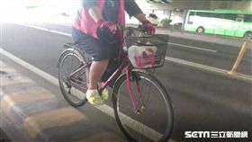 婦人「險騎」快車道，警暖救援／翻攝畫面