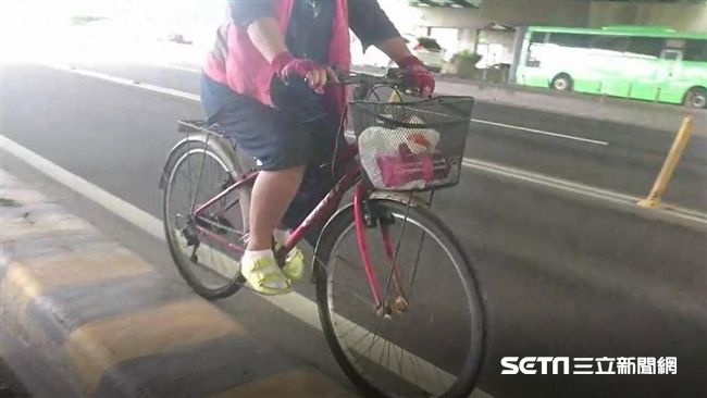 婦騎單車闖快車道　警幫擋車暖救援！