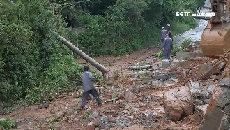 電線桿倒整排釀停電　業者：工廠全淹