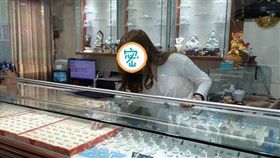 買珠寶遇似宋慧喬妹，一彎腰網暴動。（圖／翻攝自PTT）